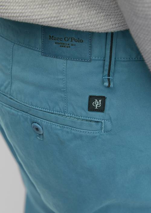 Chino Modell VERNIK regular blue shadow in Detailansicht