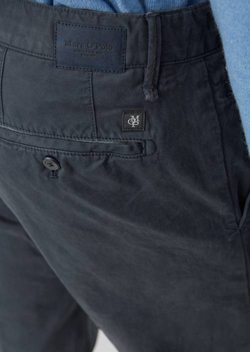 Chino Modell VERNIK regular total eclipse in Detailansicht