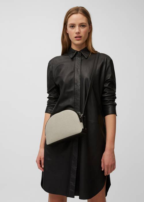 Crossbody Bag beige melange getragen am Model