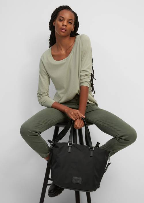 Velká kabelka shopper black nošeno na modelu