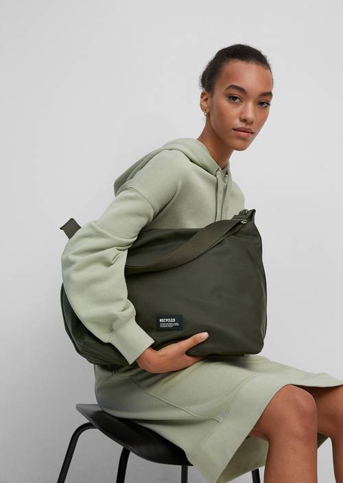 Hobo-Bag olive green getragen am Model