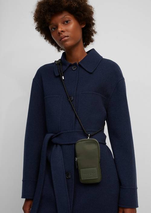 Smartphone-tasje olive green gedragen door model