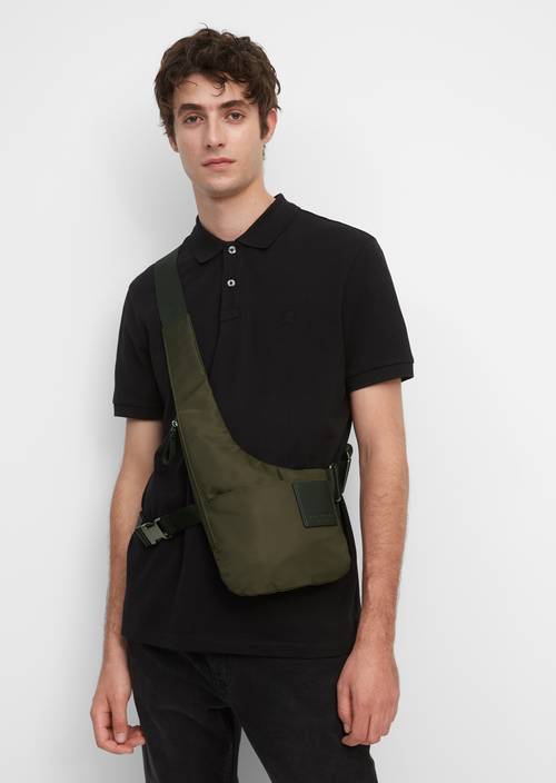 Crossbody kabelka olive green nošeno na modelu