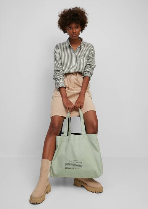 Shopper washed spearmint gedragen door model