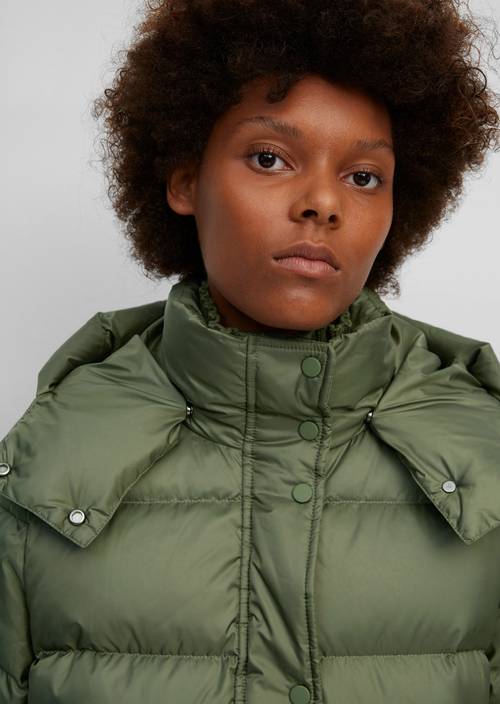 Puchowa kurtka z kapturem fresh moss w widoku szczegółowym
