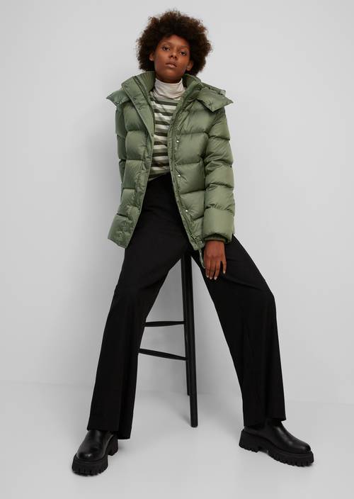 Puchowa kurtka z kapturem fresh moss w widoku z przodu
