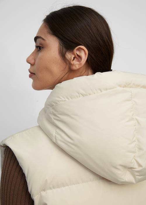 Gewatteerde donzen bodywarmer met capuchon chalky sand - Product afbeelding 2