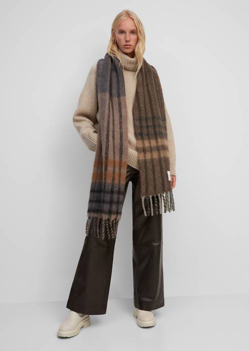 Szal Multi noszone na modelu