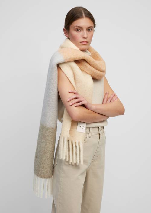 Szal Multi noszone na modelu