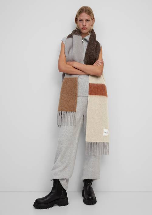 Szal Multi noszone na modelu