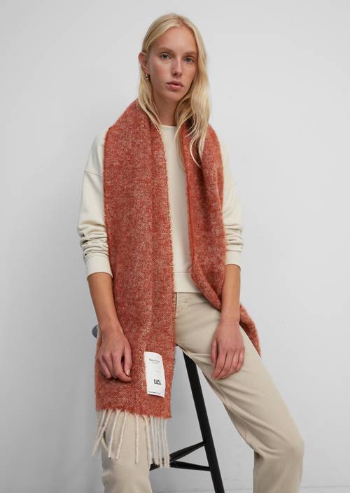 Schal Multi getragen am Model