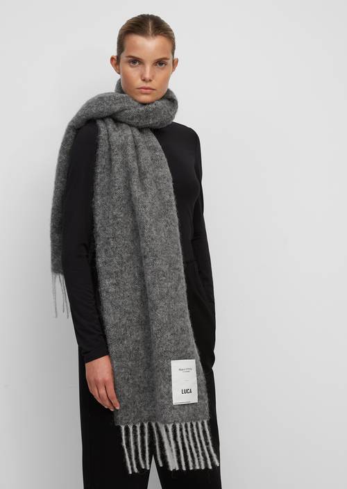 Schal Multi getragen am Model