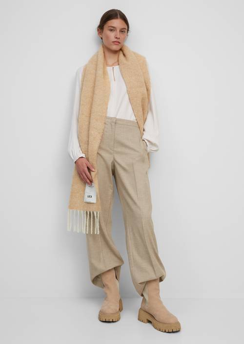 Schal Multi getragen am Model