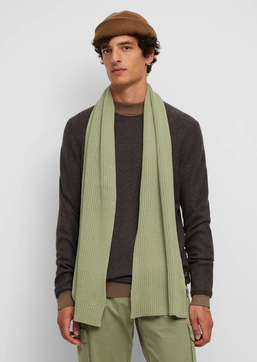 Strick-Schal avery fern getragen am Model