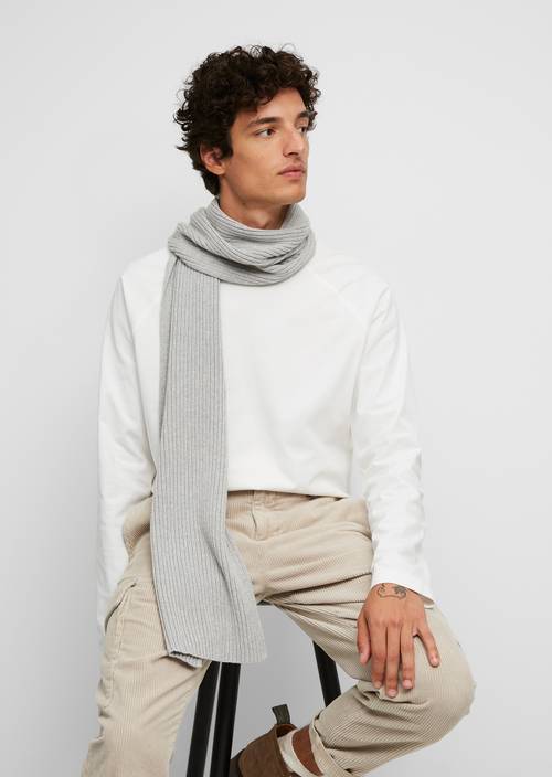 Strick-Schal light grey melange getragen am Model