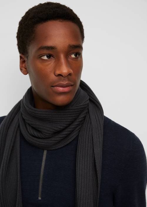 Strick-Schal black getragen am Model