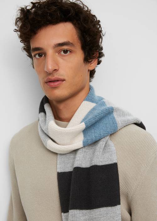 Strickschal phantom fear getragen am Model