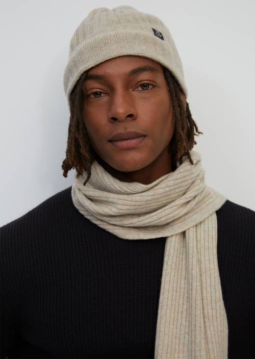 Pletená šála linen white nošeno na modelu