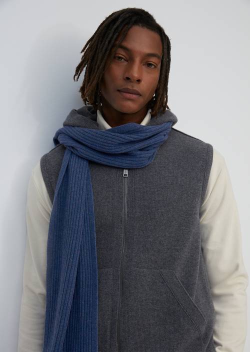 Pletená šála tweed blue nošeno na modelu