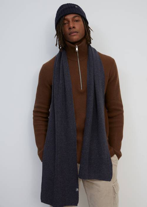 Pletená šála total eclipse nošeno na modelu