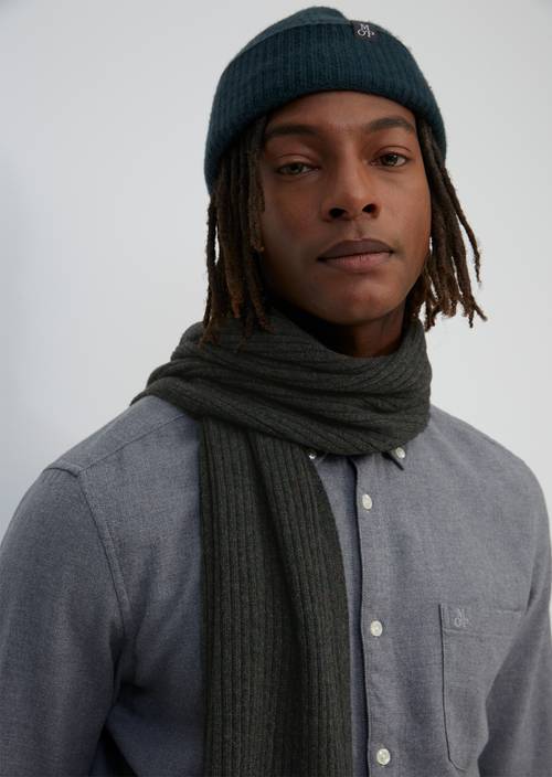 Pletená šála dark grey melange nošeno na modelu