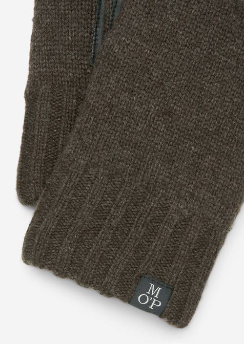 Knitted gloves midnight oil in detail view