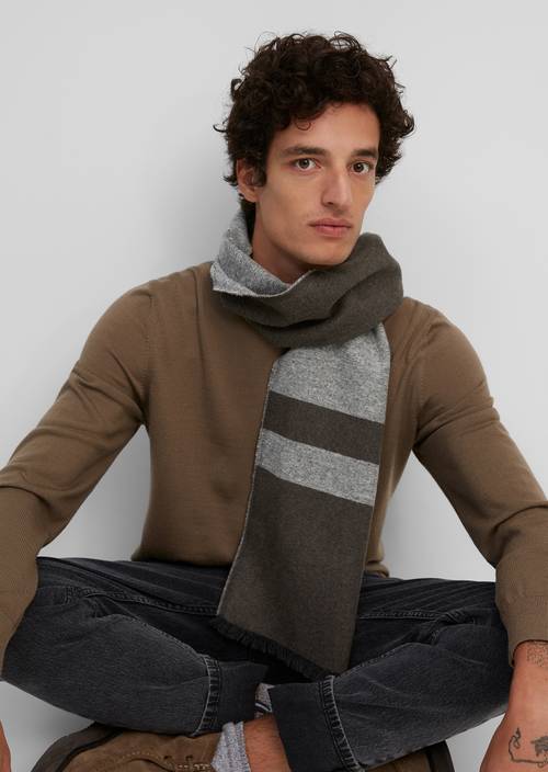 Geweven sjaal midnight oil gedragen door model