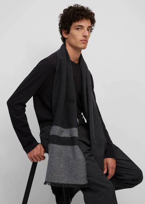 Geweven sjaal black gedragen door model