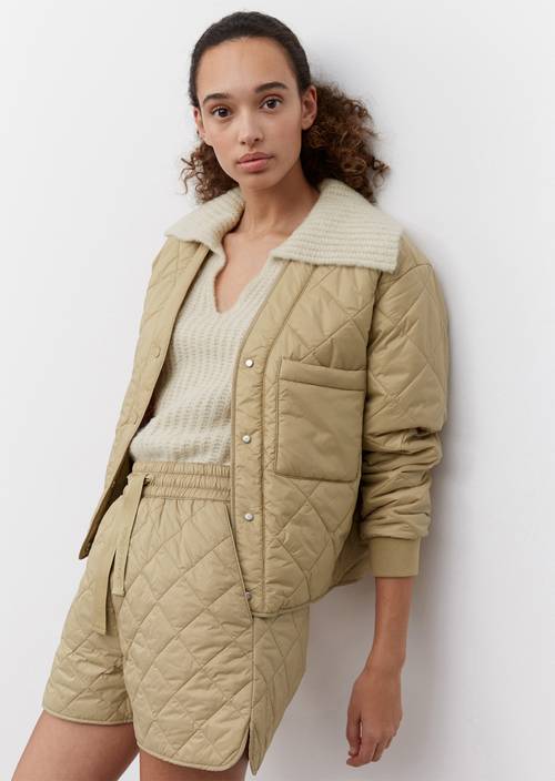 Quilted jacket in the style of a cardigan wheat field in front view