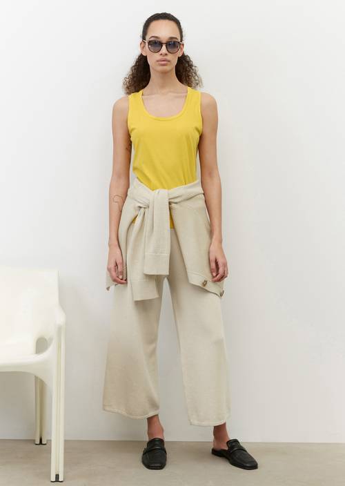 Jersey top lemon curry in front view