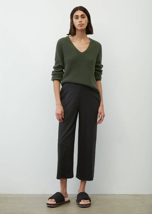 Sweter z dekoltem w serek utility green w widoku z przodu