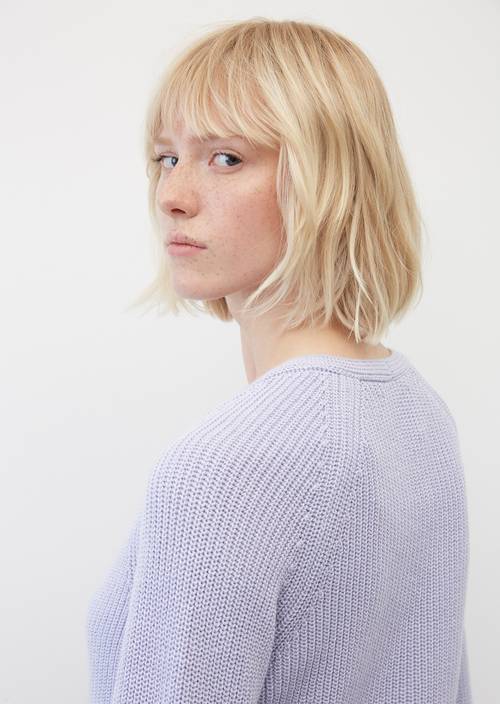 Sweter z dekoltem w serek lavender field w widoku szczegółowym