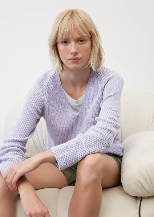 Sweter z dekoltem w serek lavender field w widoku z przodu