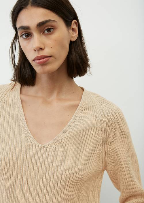 Sweter z dekoltem w serek sand storm w widoku szczegółowym