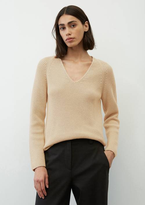 Sweter z dekoltem w serek sand storm w widoku z przodu
