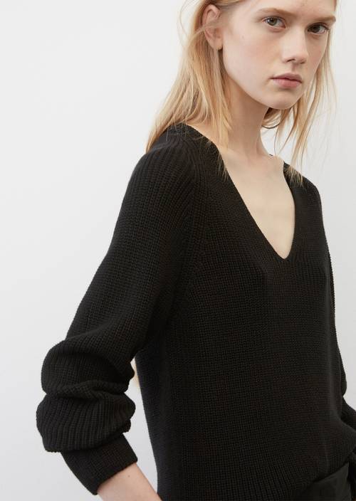 Sweter z dekoltem w serek black w widoku szczegółowym