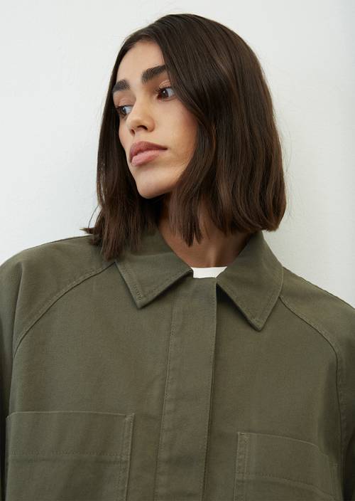 Overshirt-Jacke cropped olive crop in Detailansicht