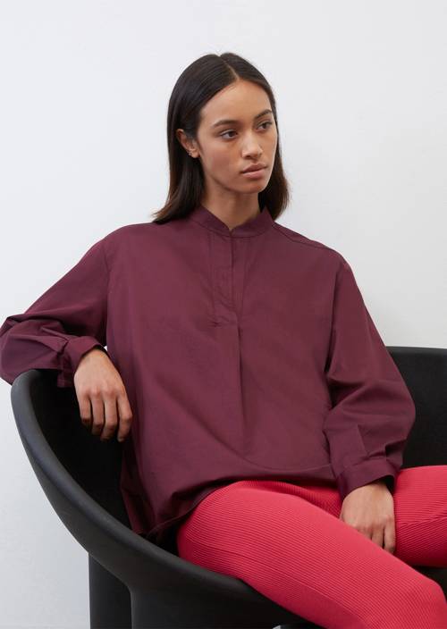 Blusa estilo túnica holgada con escote en pico deep ruby en vista frontal