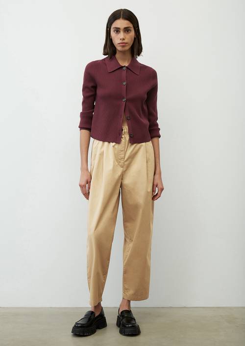 Finely ribbed cardigan, slim fit deep ruby in front view