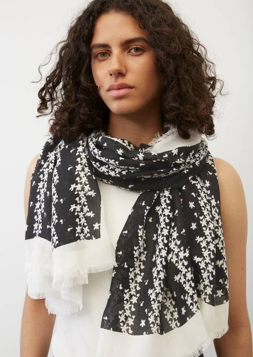 Foulard à motif Multi porté sur le mannequin