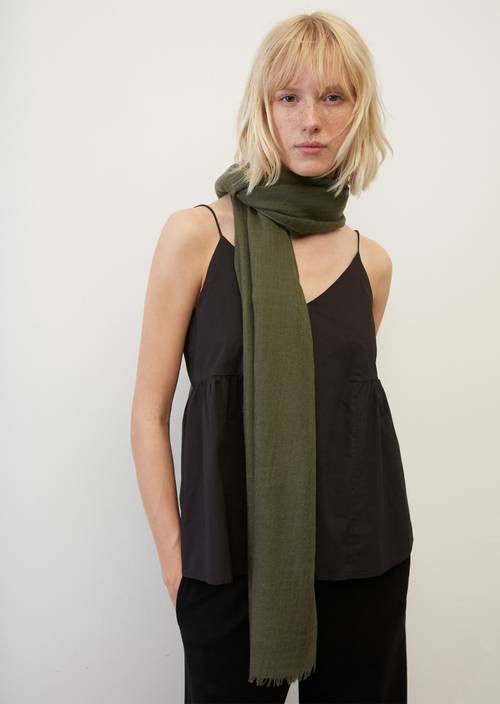 Écharpe douce olive crop porté sur le mannequin