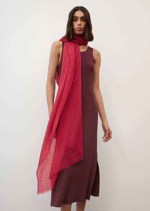 Écharpe douce blooming fuchsia porté sur le mannequin