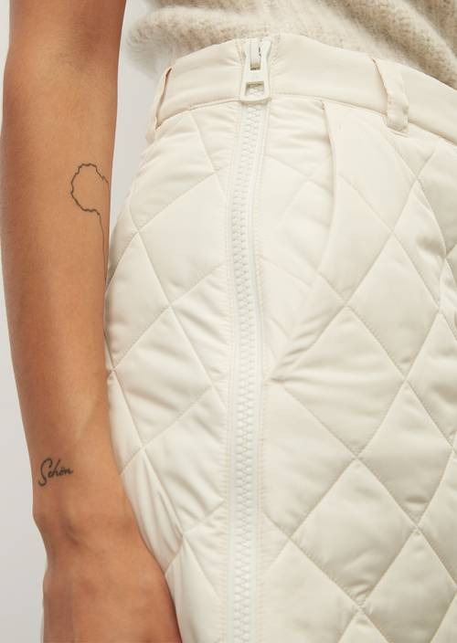 Mini-jupe matelassée de coupe évasée chalky sand en vue détaillée