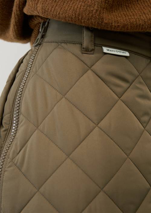 Mini-jupe matelassée de coupe évasée dark walnut en vue détaillée