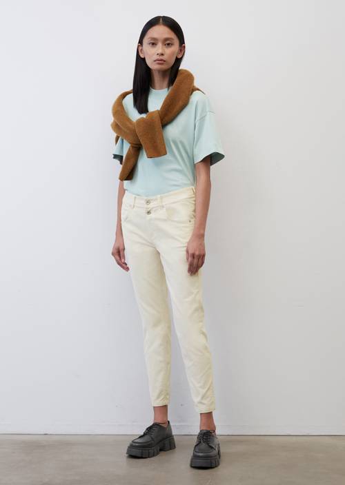 Pantalón de pana fina THEDA boyfriend cropped chalky sand en vista frontal