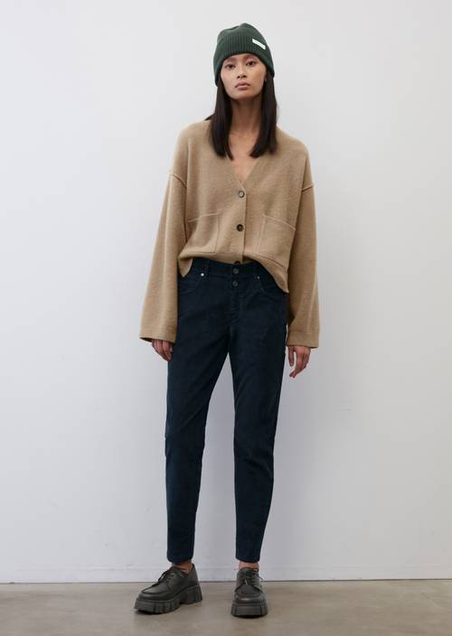 Pantalón de pana fina THEDA boyfriend cropped dark navy en vista frontal