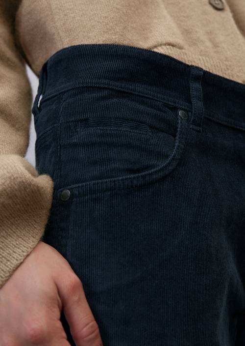 Pantalón de pana fina THEDA boyfriend cropped dark navy en vista detallada