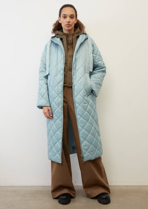 Pikowany płaszcz z kapturem, fason loose frozen blue w widoku z przodu