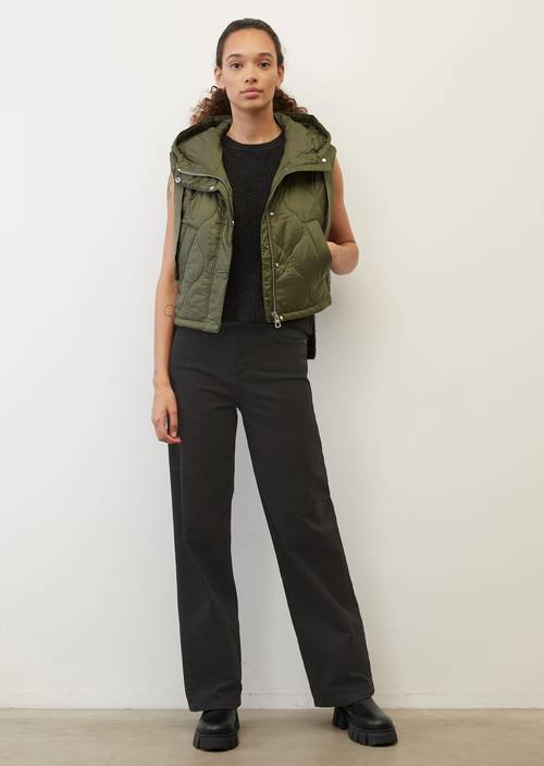 Pikowana kamizelka z kapturem, cropped olive crop w widoku z przodu