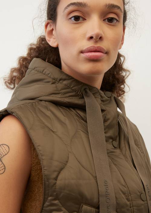 Pikowana kamizelka z kapturem, cropped dark walnut w widoku szczegółowym